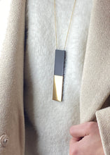 Charger l'image dans la galerie, sautoir elanka bois d'ébène plaqué or 23 carats